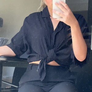 Knytblus  - Knytblus köpt på lager 157, tags sitter kvar. Storlek S men rätt så oversized.