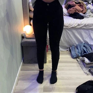 Jeans  - Säljer dessa skinny jeans från Gina tricot, i modellen Molly. Dom svarta byxor är i storlek M och dom blåa i storlek s. Använt hyfsat men inga håll eller fläckar. PRISET KAN DISKUTERAS 