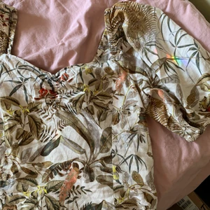 🌼blommig sommarblus🌼 - 🌼blommig sommarblus köpt secondhand. Passar S-M/L beroende på hur man vill att den ska sitta. Jag på bilden har S och den sitter ganska löst så för M/L får man en tightare passform🌼