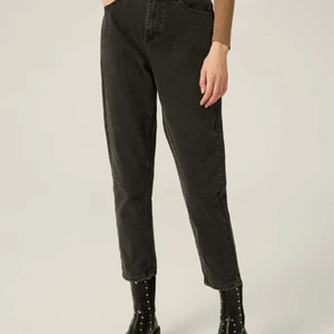 Svarta jeans  - Fina svarta jeans från Sheins premium kollektion. De var tyvärr för små för mig. Materialet är som vanliga jeans inget stretch. Storlek M. Är lite mellan S-M känns det som ☺️ Lånade Bilder. Jag är 158cm och de slutade precis vid mina smalben 🌼🌼