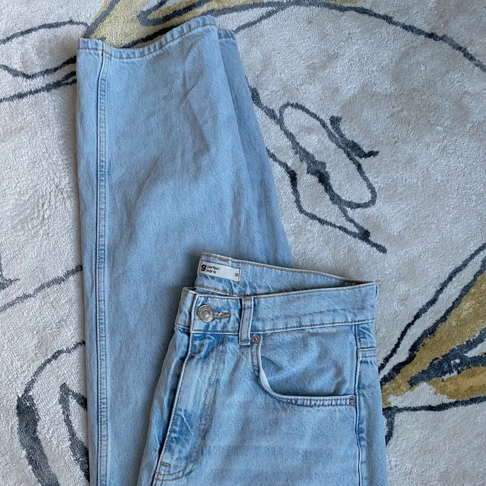Ursnygga 90s jeansen från GinaTricot i en jättefin somrigt ljus tvätt! Kommer tyvärr inte till så mycket användning! Köpta för någon månad sedan så använda bara två gånger. Nypris 599kr<3. Jeans & Byxor.