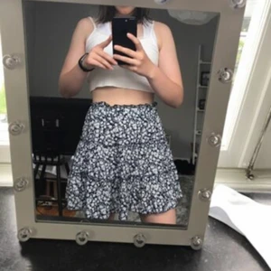 Blommig kjol  - Jätte fin blå blommig kjol ifrån shein, säljer pga den har krympt i tvätten och blev för kort för mig som är 173 bra material, nypris 99kr