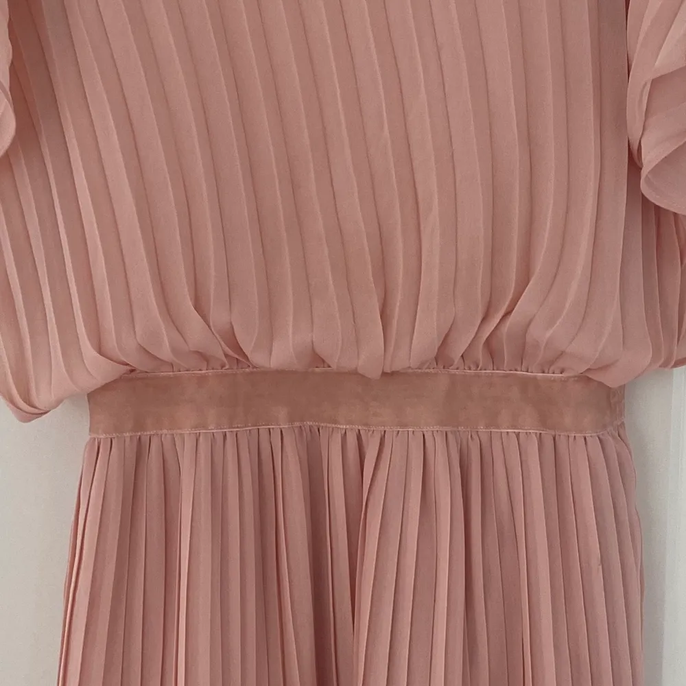 En söt rosa plisserad fest klänning 🌸. Klänningar.