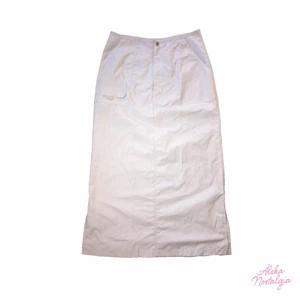 Y2k gråvit långkjol - Supercool och trendig långkjol från Kappahl back in the days. Skrivet storlek 40 men passar storlekar 34-38 beroende på önskad fit <3 modell på bild är en storlek 34.