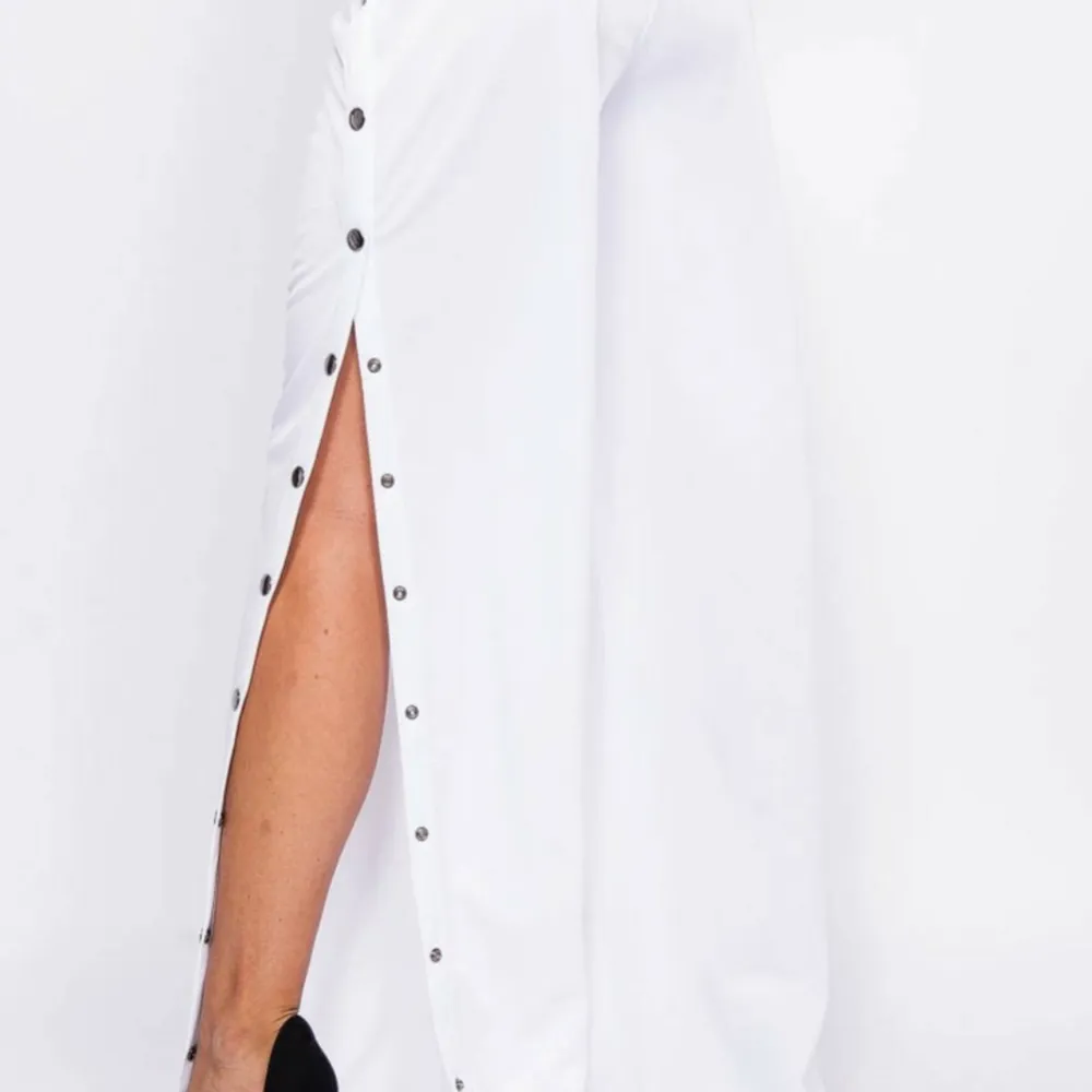 Säljer dessa snygga vita popper pants från Zara, de är vida i benen och ser assnygga ut till allt🥰 säljer dessa för att de inte är min stil längre och bara använt en gång!! Är i strl XL och säljer för 200kr + frakt, hör av er om eventuella frågor💞💞💞. Kostymer.