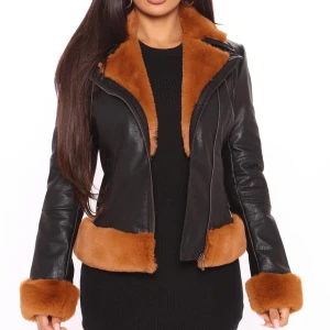 Fashion Nova läderjacka med fake päls. - Jag köpte denna läderjackan med orange/brun fakepäls från fashion nova för några månader sedan och har endast använt den EN gång. Köpt för 529kr säljer för 370kr. Den passar både XS och S.