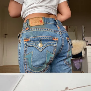True religion jeans - Säljer mina favoritjeans för att jag behöver pengar, True Religion i storlek 36 (herr storlek) köpte dom på plick för 750kr men börjar budgivning på 350kr🌼 midjemått: 95cm, innerbensmått: 80cm, bra skick men lite slitningar längst ner på benen jag själv inte märker av🌼  (jag är 165 och längden passar på mig) 💖