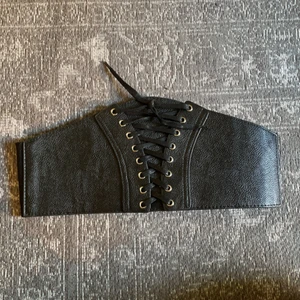 Korsettbälte - Korsettbälte med snörning, pricken över i:t på vilken outfit som helst 😇 Baksidan är elastisk så den passar de flesta mellan xsmall och large 