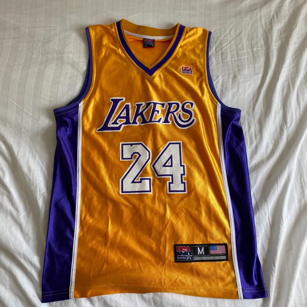 En Kobe Bryant Lakers basketlinne i storlek M. Jag är 184 och den passar perfekt. I bra skick. Skriv privat om du är intresserad eller vill ha fler bilder:) Köparen står för frakt.. Hoodies.