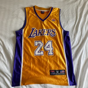 Kobe Bryant Lakers jersey - En Kobe Bryant Lakers basketlinne i storlek M. Jag är 184 och den passar perfekt. I bra skick. Skriv privat om du är intresserad eller vill ha fler bilder:) Köparen står för frakt.