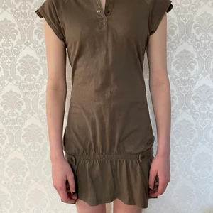 Klänning st M (känns som st xs-s)  - En väldigt fin klänning i bra skick som inte passar längre. Klänningen är i storlek M men känns mer som XS-S. Klänningen är köpt i zara med märket Trafaluc.