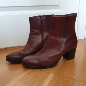 Stövletter  - Ljusbruna stövletter. Använda sparsamt. I äkta läder. 