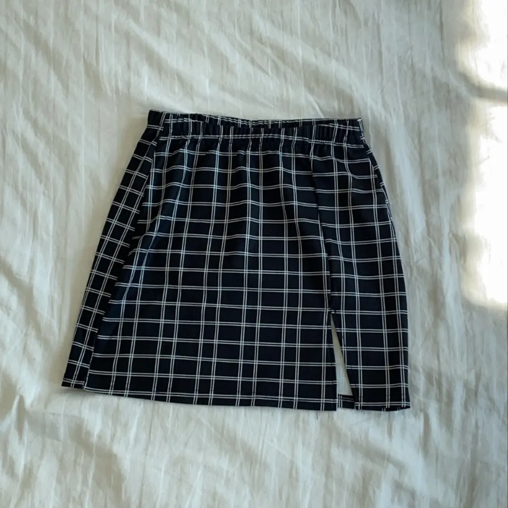 En kjol från SHEIN i storlek XS. Bra skick och töjbar. Kommer  tyvärr inte till användning däremot. Skriv privat om du är intresserad och för mer information/fler bilder. Köparen står för frakt:). Kjolar.