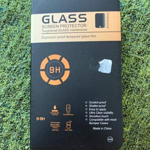 Råkade köpa fel storlek till min mobil, detta passar iphone 11/ XR!! Det är riktigt glas och är som sagt aldrig använd. Skärmskyddet ligger i en förpackning som skyddar det så att det är lätt att posta utan att det går sönder! 