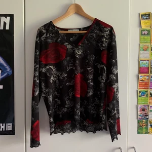 V-ringad tröja med mönster strl L - Säljer denna väldigt fina tröja på grund av att den inte satt så fint på mig. Jag brukar oftast ha L i tröjor och den var fortfarande lite stor för mig, så den kan nog passa en xl. Den är räfflad på arm och midjesömmen. Om ni har frågor så går det bra att bara skriva till mig!