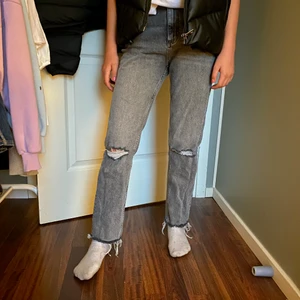 ZARA BYXOR  - Har aldrig använt dom utom på bilden. Säljer för dom börjar bli för små tycker jag. Har Sytt innan för byxorna för det var något konstigt buckla där och det var inte jättefint men man ser inte det för dina för byxorna. Dom är i från Zara i storlek 36.❤️