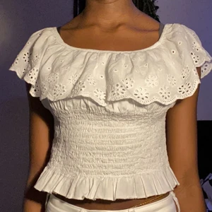 Sommar topp  - Detta är en fin simpel vit tröja som jag köpte för ett tag sen men har knappt använd, perfekt för sommaren! Den är dessutom gjord av ett extremt stretchigt material. Man kan ha den så som första bilden eller som den andra (off shoulder) Köpt för 119 kr