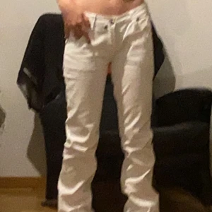 Love affair  - Säljer mina jätte fina vita lågmidjade bootcut jeans som tyvärr inte används, Vet inte direkt storleken i midjan men skulle satsa på w 26 L 188. Jag är 163 och dem är på tok för långa men går att vika upp💕