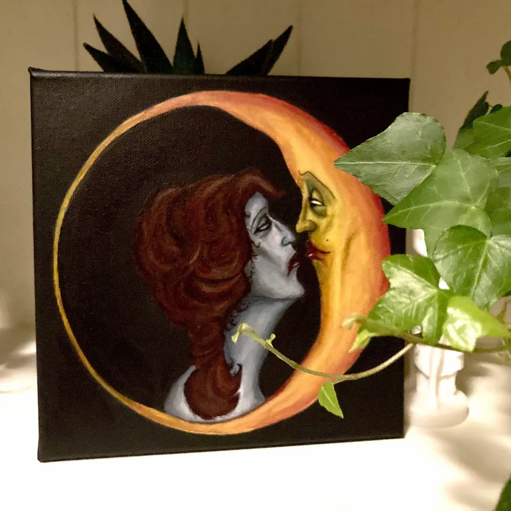 Jag säljer en liten 20x20 handmålad tavla i akryl med en kvinna och en måne som motiv. Passar perfekt till inredning. . Övrigt.