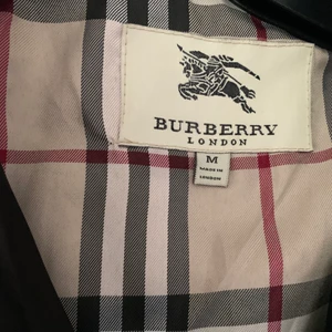 Burberry 🧥  - Burberry trench coat från London, går till högsta bud och köparen står för frakten 🥂