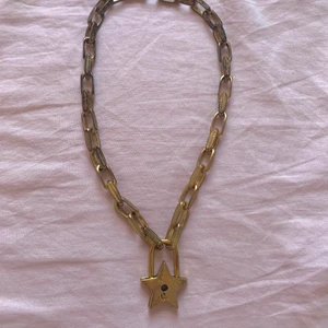 Halsband med stjärna - Superfint halsband med stjärna köpt på secondhand 🤩