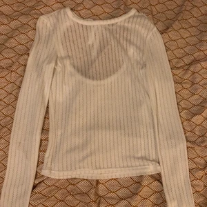 Finatickad vit långärmad tröja med öppen rygg och knytning.  - Passar till många tillfällen. Säljes pågrund av för liten storlek. 