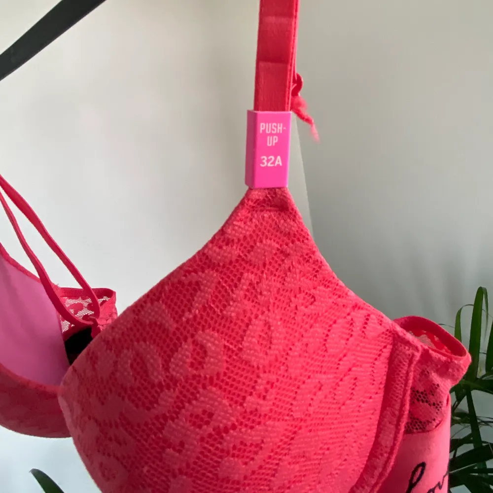 All the way from the U.S. with the original tag. Super cute hot pink push up bra. It has a comfortable band around the under part of the bra. Never worn, I just want to give it to someone who will wear it. . Toppar.