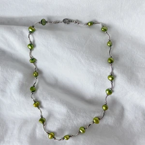 Grönt halsband - Grönt vintage pärlhalsband. Superfint halsband i bra skick. Skriv privat om du är intresserad! 💚