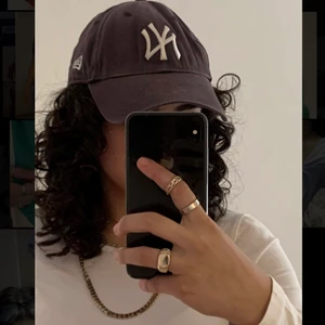 NEW YORK YANKEES SNAPBACK UNISEX - Keps - En skit snygg keps. Köpt längesen. Köpt för 300 kronor + betalad frakt. Justerbar keps. 