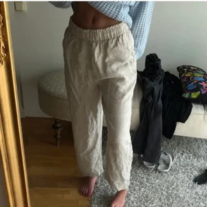Linnebyxor - (FÖRSTA BILDEN LÅNAD) Sjukt fina linnebyxor köpt på plick (ursprungligen från hm)🥰 Storlek M