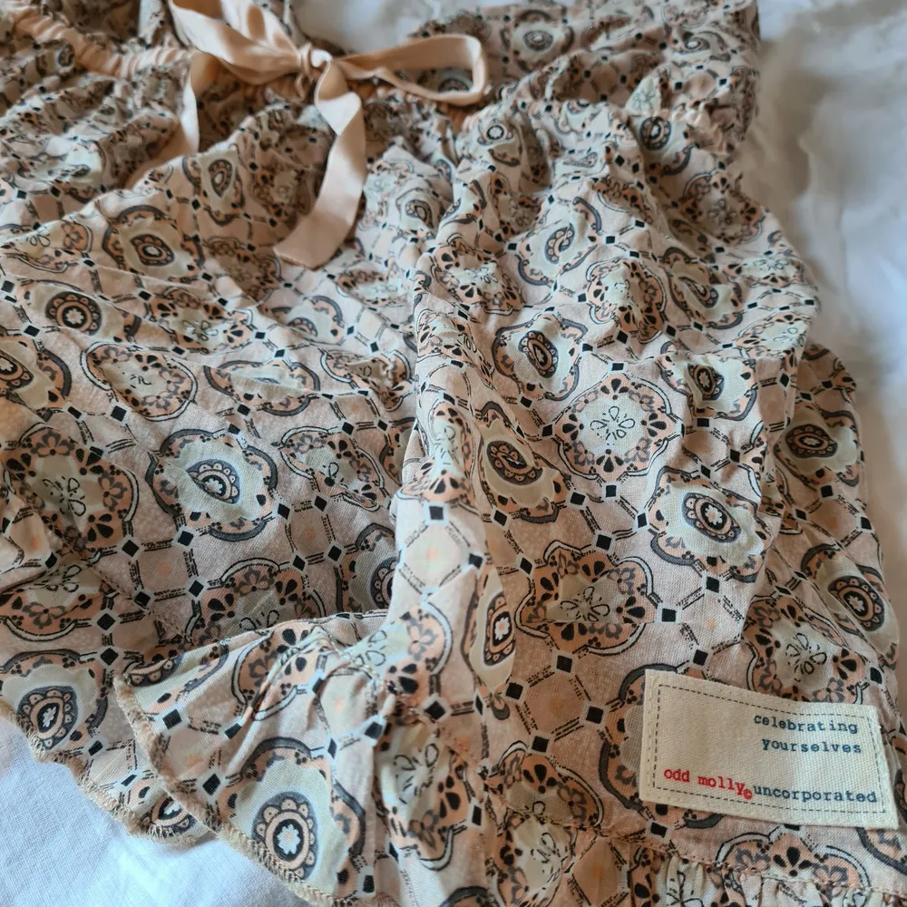Supertrendigt odd molly linne som jag nu säljer pga fel storlek. Den är helt oanvänd! Säljer för endast 180 kr, först till kvarn💞. Toppar.