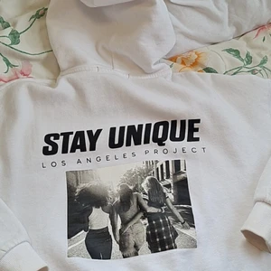 Hoodie - Säljer min fina fina hoodie då den inte kommer till användning och bara tar plats i garderoben. Passar mig som är xs/s i tröjor. Borttagen ur sortimentet. Finns liten fläck fram på tröjan