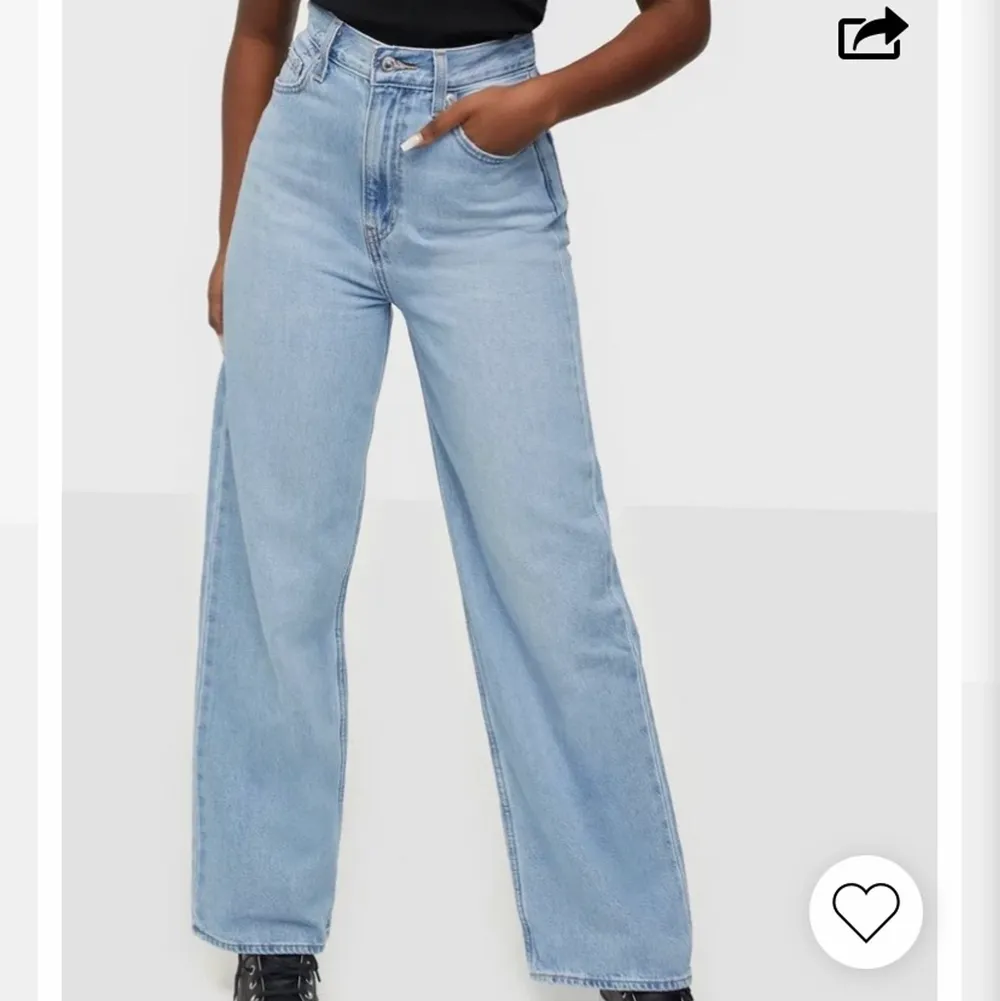 Säljer mina snygga levis jeans i storlek 25💞 säljer för 300kr🥰 kolla även in mina andra plagg jag säljer!!🥰✨ (bilder från nellys hemsida), kom privat för fler bilder🥰. Jeans & Byxor.