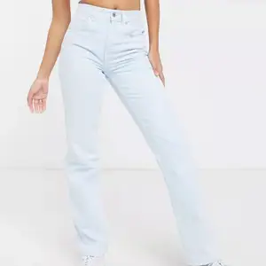 säljer dessa jeans från asos eftersom de är för små och hann inte skicka tillbaka dom så dom är aldrig använda bara testade🥰