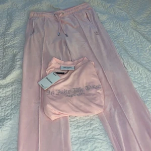 Juicy Couture Mjukis + t-shirt - Jag säljer ett par babyrosa Juicy Couture mjukis inkl en babyrosa Juicy Couture t-shirt. Båda plggen är i jättebra skick då jag aldrig använt dem. Ingen utav plaggen passade mig. Köpte de för drygt 1 månad sen. Båda är i storlek S. Pris kan diskuteras