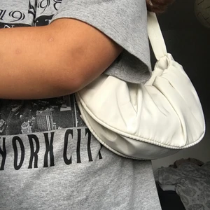 Jätte söt väska  - Älskar verkligen denna väska såå så mycket och den rymmer väldigt mycket men säljer den då den inte kommer till användning av mig, eftersom jag har en annan väska som jag använder varje dag (HELT NY