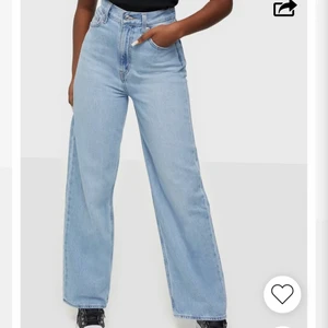 Levi’s High Loose jeans Strl 24/31 - Säljer mina Levis jeans som endast är använda ca 3 gånger då de är för stora för mig. De är även lite större i storleken och passar mer strl 25 skulle jag säga. Kan mötas upp i sandviken/Gävle annars står köparen för frakten💕