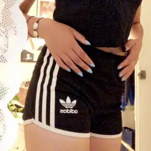 Ett otroligt snyggt adidas set med tillhörande tröja och kortbyxor med. Pris kan diskuteras☺️