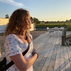 Sommarklänning!! - Säljer denna otroligt fina sommarklänning! Säljer då den tyvärr är lite tight över brösten för mig, jag är ca 173 cm och har oftast storlek 38 och denna är storlek 36! Köpt från NA-KD förra sommaren för 499 kr! Använd ca 3 ggr så den är fortfarande i super bra skick! 