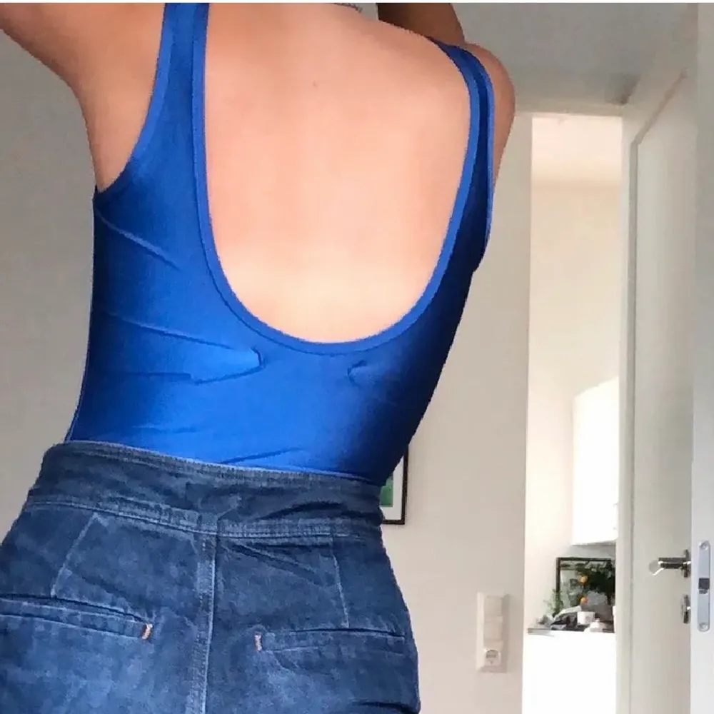 Superfin body/bodysuit från bikbok. Knäppa med två knappar mellan benen. Säljer pga den är för liten för mig (märkt som XS). Dock är den stretchig!  Ny-skick då jag aldrig använt den…. Toppar.