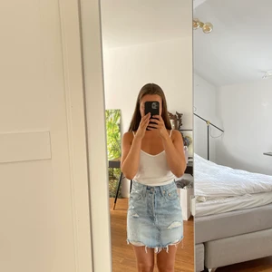 Leviskjol - Kjol från Levis, storlek 24 i midjan. Använt kanske 2 gånger. 