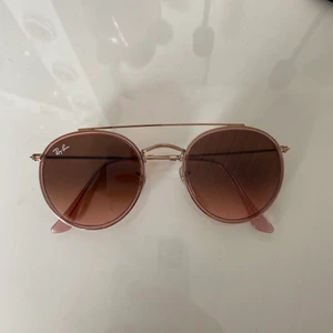 Ray-Ban solglasögon  - Säljer dessa helt nya äkta Ray-Ban solglasögonen 🤍 200:- eller högsta bud! Ca 1600:- nypris!