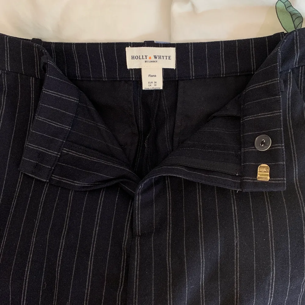 Mörkblå kostymbyxor i mjukt material från Lindex. Högmidjade. Aldrig använda. Frakt tillkommer. . Jeans & Byxor.