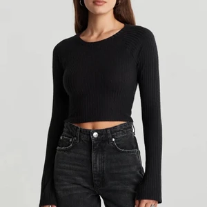 Svart topp - Jag säljer nu denna svarta ribbade topp från Gina tricot i storlek S. Den är croppad och med lite lätt utsvängda armar. 