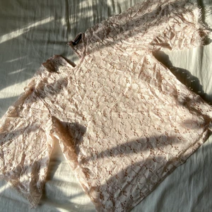 Blommig & rosa topp - Rosa, genomskinlig topp från Gina Tricot. Endast provad så den är i mycket bra skick! 💕