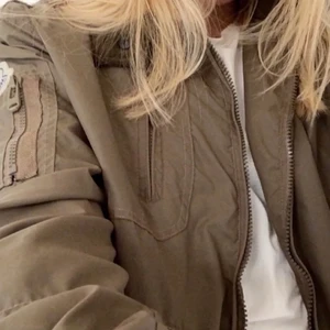 Moncler  - En vintage moncler jacka köpt av en tjej här på Plick , den är i jätte bra skick och är storlek L men skulle säga att den passar jätte bra på mig som har S-M på kläder. Säljer då jag behöver pengarna , priset kan diskuteras och köparen står för frakten 💕