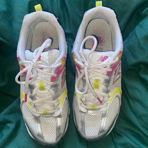 New Balance skor  - Jag säljer ett par New Balace skor i jättebra skick, använda bara ett fåtal gånger🥰 Skorna är i strl 38,5. Nypris 800kr