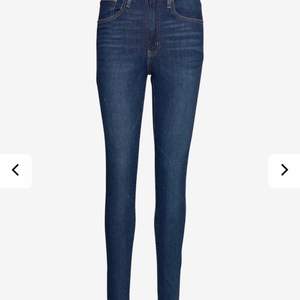 Stretchiga Levis jeans i modellen mile high super skinny i storlek W25 L30!