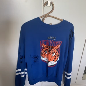 Blå tröja i storlek M - Blå tröja KENZO inspirerad i storlek M. I från gina tricot 