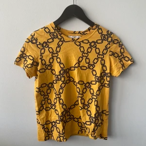 T-shirt med tryck - En senapsgul T-shirt med tryck bestående av massa kedjor! Mycke bra skick & väldigt bekväm🥰 frakt tillkommer!